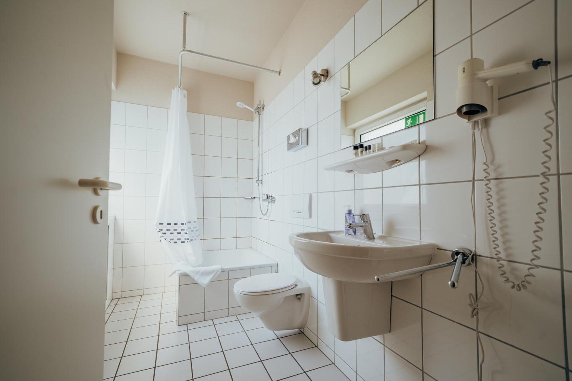 Guestified Liyana Hotel ラーティンゲン エクステリア 写真